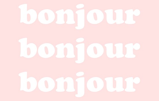 Mot bonjour sur fond rose.
