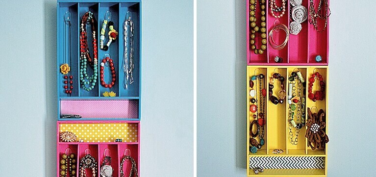 Un coffre à bijoux coloré et personnalisé accroché au mur.