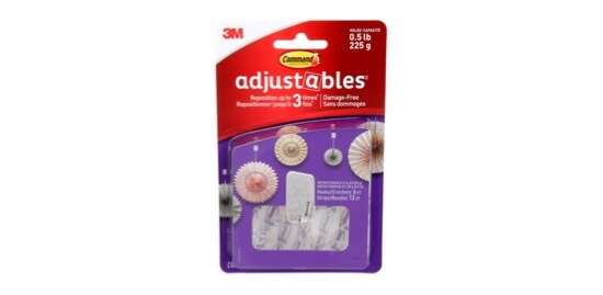 Un paquet de Crochets repositionnables Adjustables(MC) Command®, 225 g (0,5 lb), 6 crochets, 12 bandes adhésives
