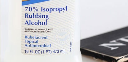 Vue de face d’une bouteille d’alcool isopropylique à 70 %.
