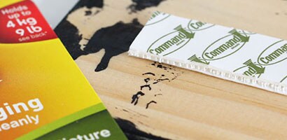 Une Bande pour cadres Command(MC) appliquée sur le dos d’une planche indiquant le nom d’une ville.
