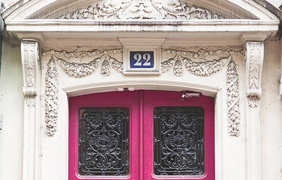 Belle porte rose à Paris, France.
