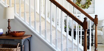 Un escalier non décoré menant à l’étage.
