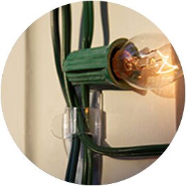Gros plan d’une seule lumière sur une guirlande fixée à l’aide d’une Pinces pour lumières Command(MC).
