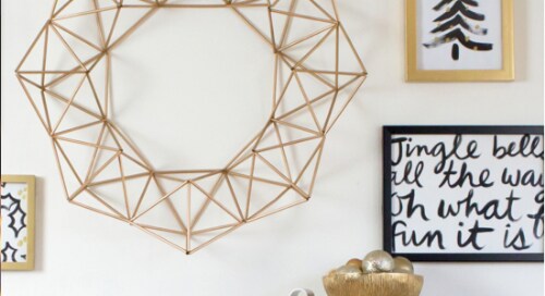 Mur de fêtes décoré au thème moderne dans des tons d’argent, d’or et de noir.