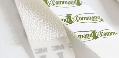 Les faces avant et arrière d’une Bande pour cadres Command(MC).

