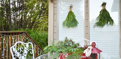 Outdoor Holiday Deck Décor