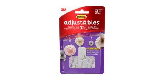 Un paquet de Pinces repositionnables Adjustables(MC) Command®, 225 g (0,5 lb), 14 pinces, 30 bandes adhésives.
